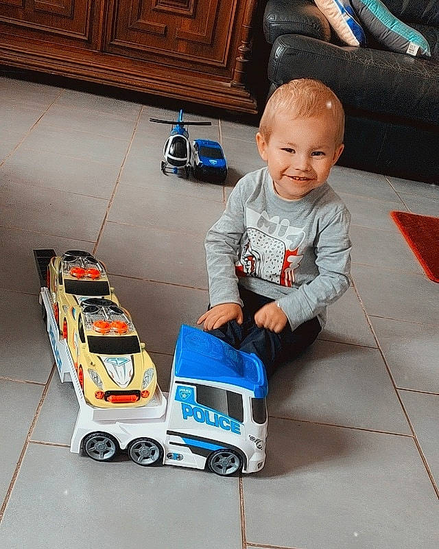 Dyclan a rejoint le concours — aidez-le/la à gagner de superbes lots ! automotive_design, baby, baby_toddler_clothing, blue, child, engineering, floor, flooring, joy, motor_vehicle, person, product, rolling, smile, tire, toddler, toy, toy_vehicle, vehicle, wheel