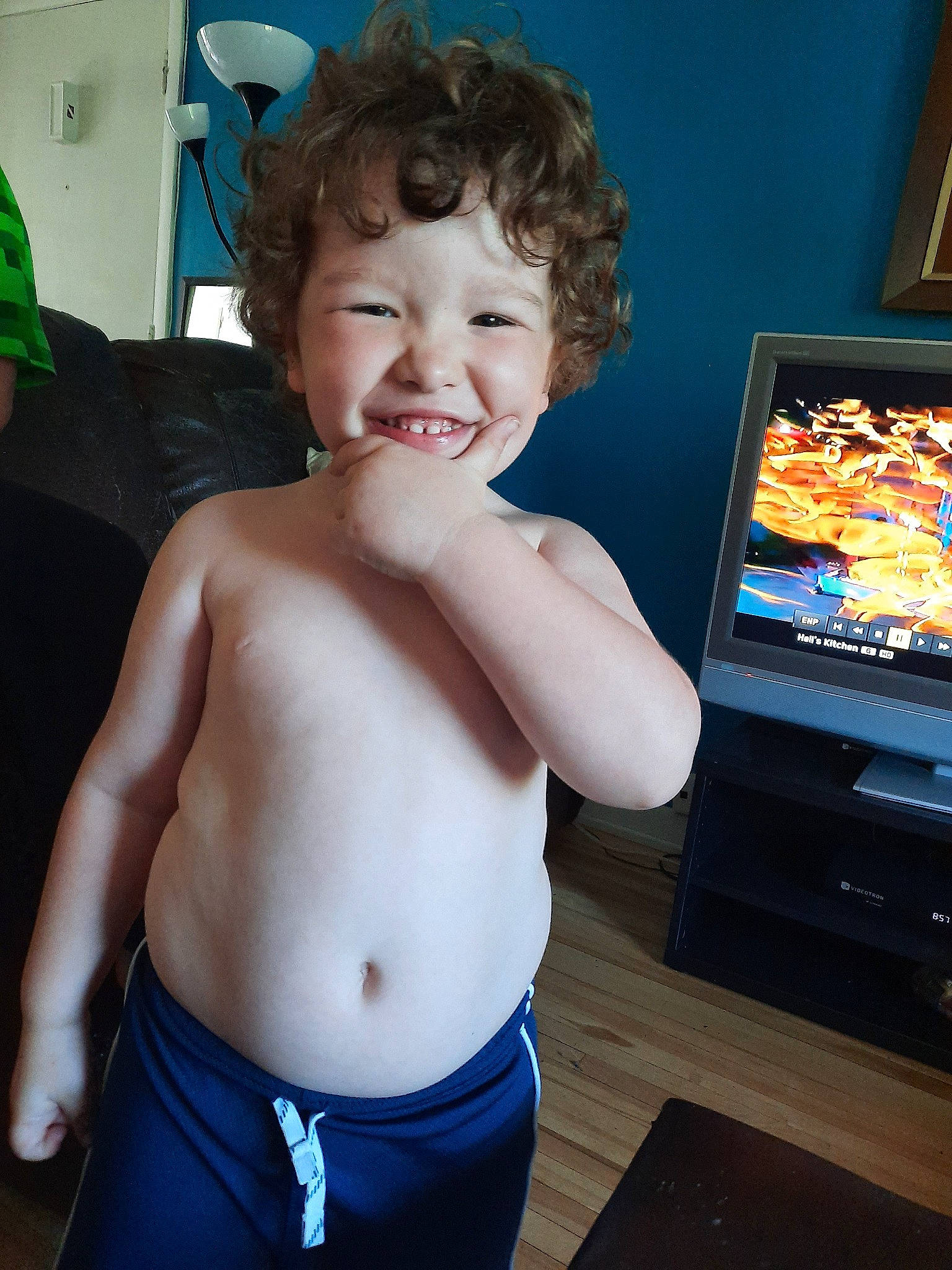 Jimmy participe au concours pour gagner de l'argent avec cette photo : abdomen, arm, barechested, cheek, chest, child, electronic_device, eye, fun, human_body, joint, joy, muscle, organ, person, shoulder, skin, smile, standing, technology