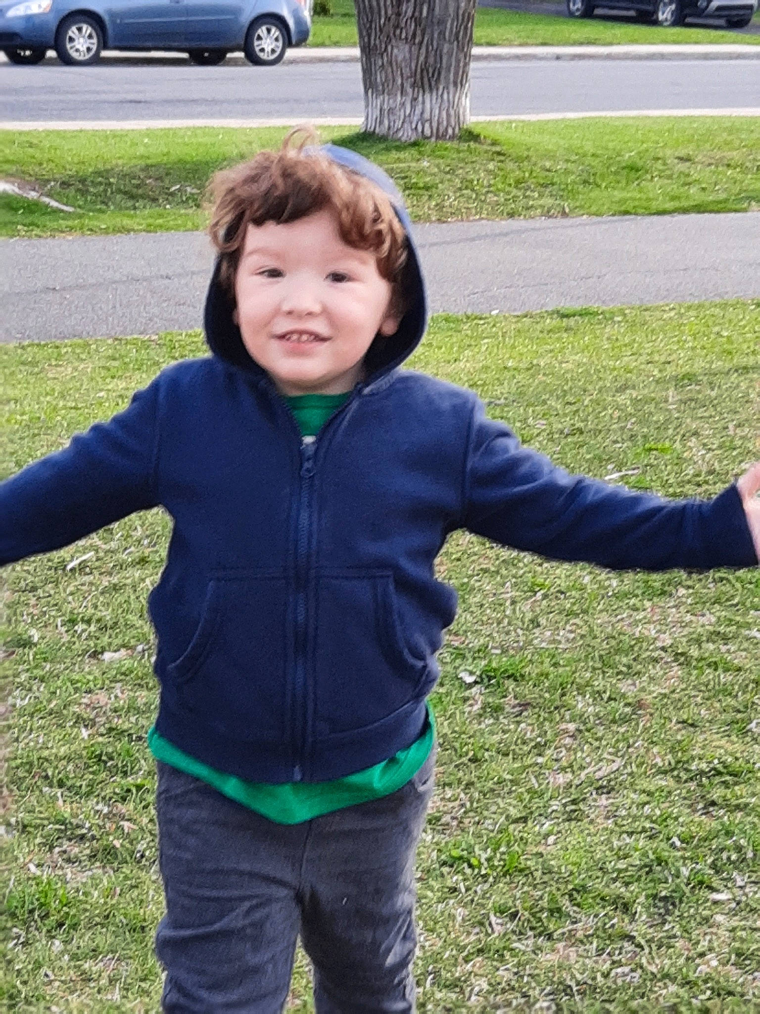 Jimmy a rejoint le concours — aidez-le/la à gagner de superbes lots ! car, child, fun, grass, green, jacket, joy, lawn, leaf, outerwear, person, plant, play, smile, toddler, tree, vacation