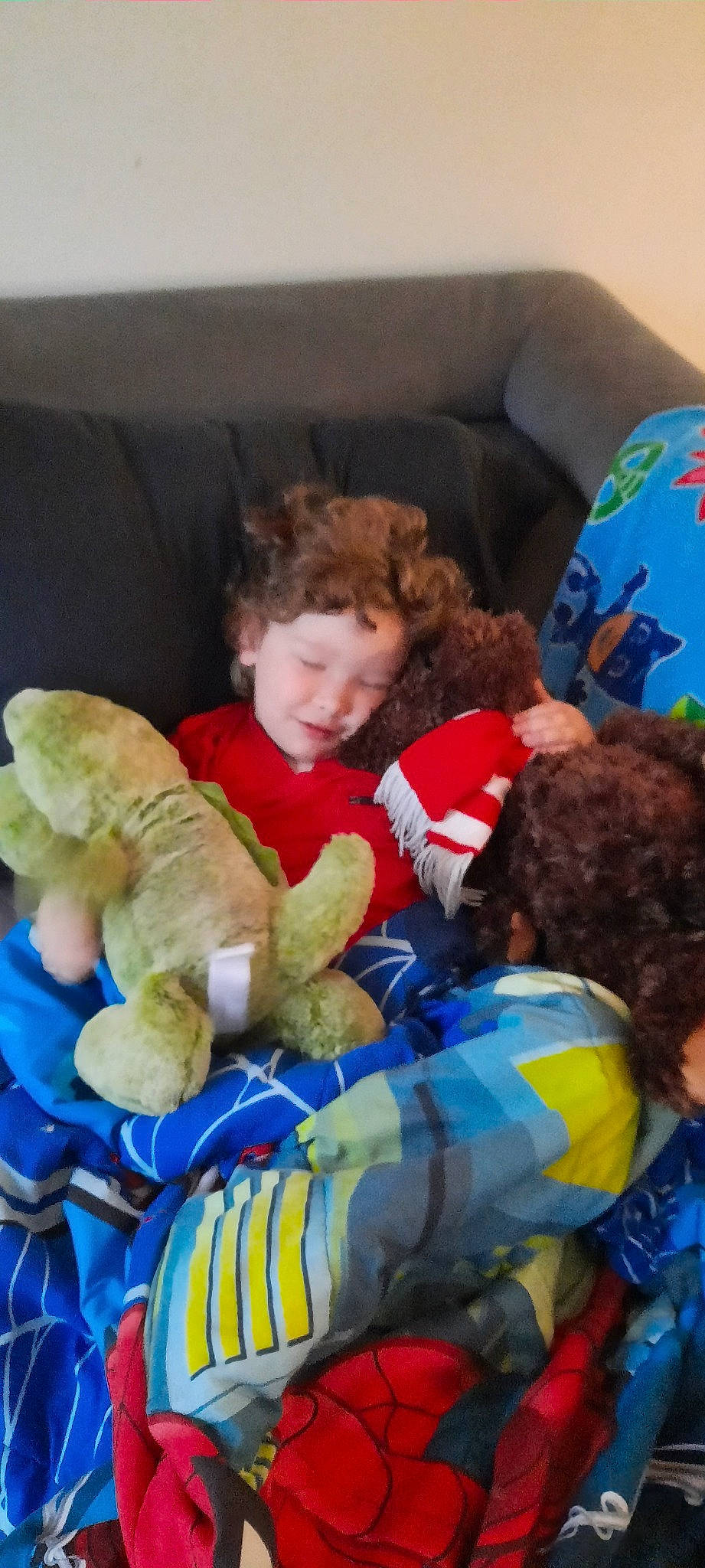 Jimmy a rejoint le concours — aidez-le/la à gagner de superbes lots ! baby, child, person, play, plush, sitting, sleep, stuffed_toy, teddy_bear, toddler, toy