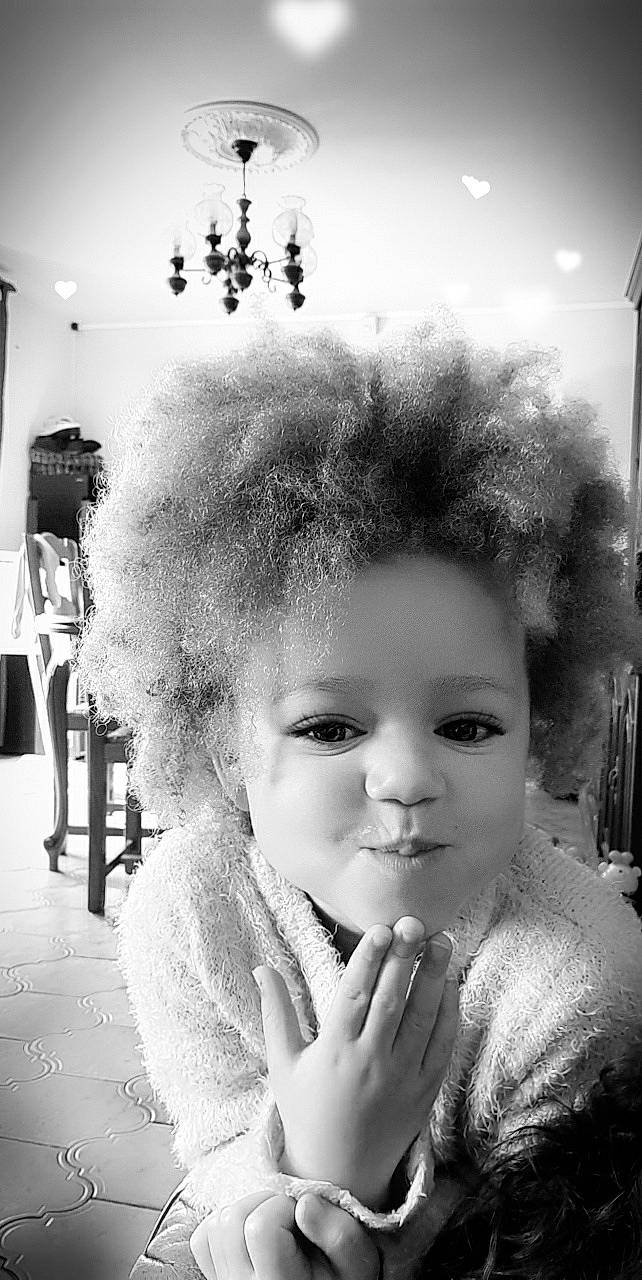 Tessa a rejoint le concours — aidez-le/la à gagner de superbes lots ! afro, beauty, black, black_and_white, eyebrow, eyelash, flash_photography, fur, hairstyle, happy, human, lip, monochrome, monochrome_photography, person, skin, smile, standing, style, toddler