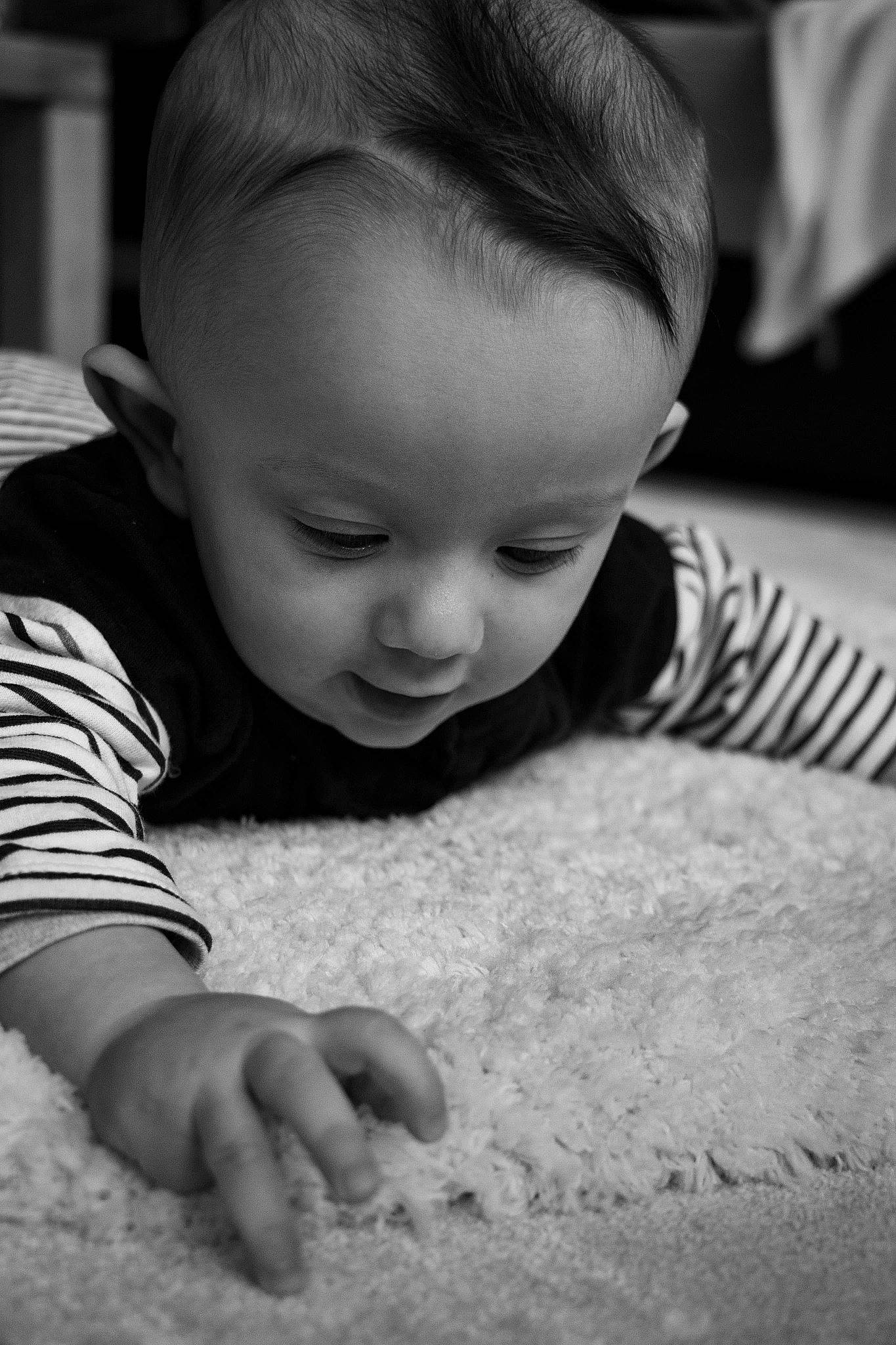 Anis participe au concours pour gagner de l'argent avec cette photo : baby, black, black_and_white, cheek, child, crawling, curious, eye, face, hand, head, human, monochrome, monochrome_photography, person, photograph, photography, skin, toddler, tummy_time