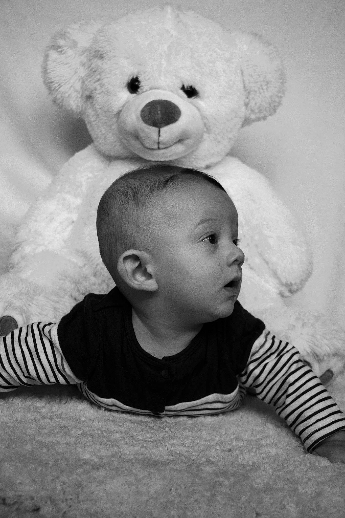 Anis a rejoint le concours — aidez-le/la à gagner de superbes lots ! baby, bear, black_and_white, child, happy, head, monochrome, monochrome_photography, person, photograph, photography, smile, stock_photography, stuffed_toy, style, teddy_bear, toddler, toy, white