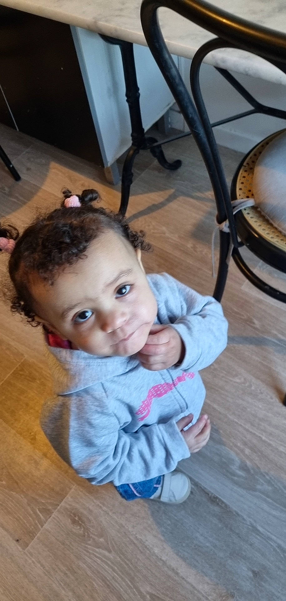 Kelyana a rejoint le concours — aidez-le/la à gagner de superbes lots ! baby, baby_toddler_clothing, chair, cheek, child, drum, eyelash, floor, flooring, fun, happy, hardwood, idiophone, iris, membranophone, nose, person, skin, smile, toddler