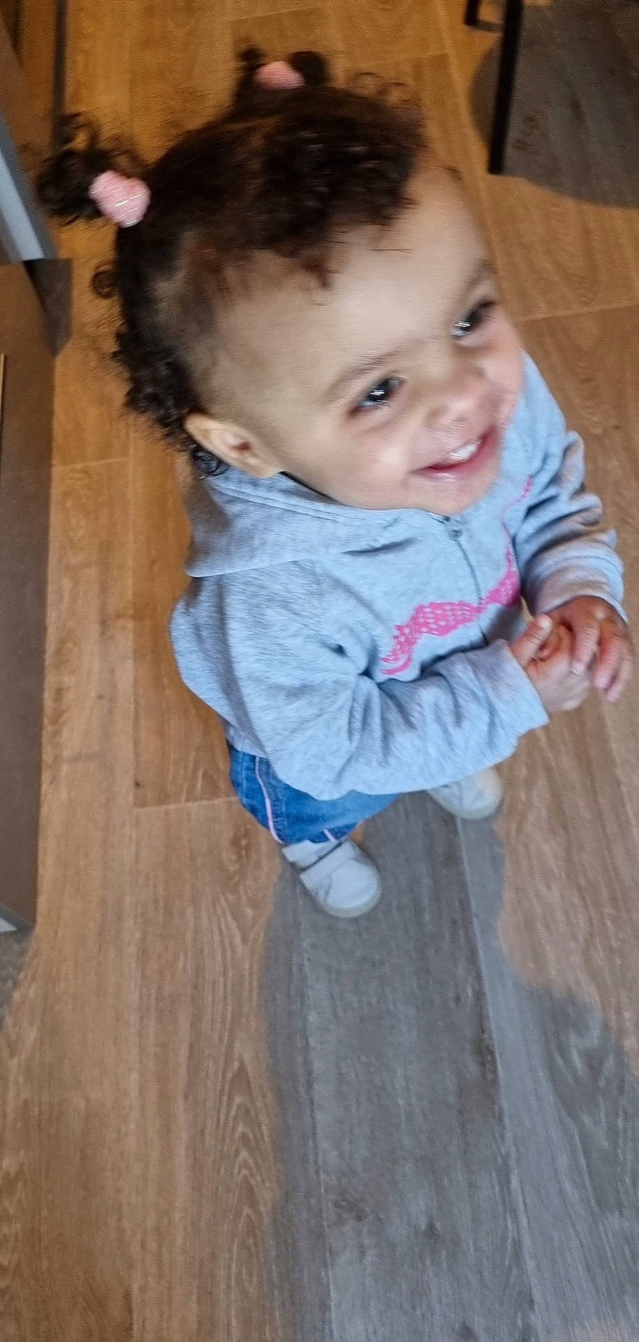 Kelyana participe au concours pour gagner de l'argent avec cette photo : baby, baby_toddler_clothing, cheek, child, electric_blue, eye, floor, flooring, hair, happy, hardwood, head, iris, joy, lip, nose, person, sitting, skin, sleeve