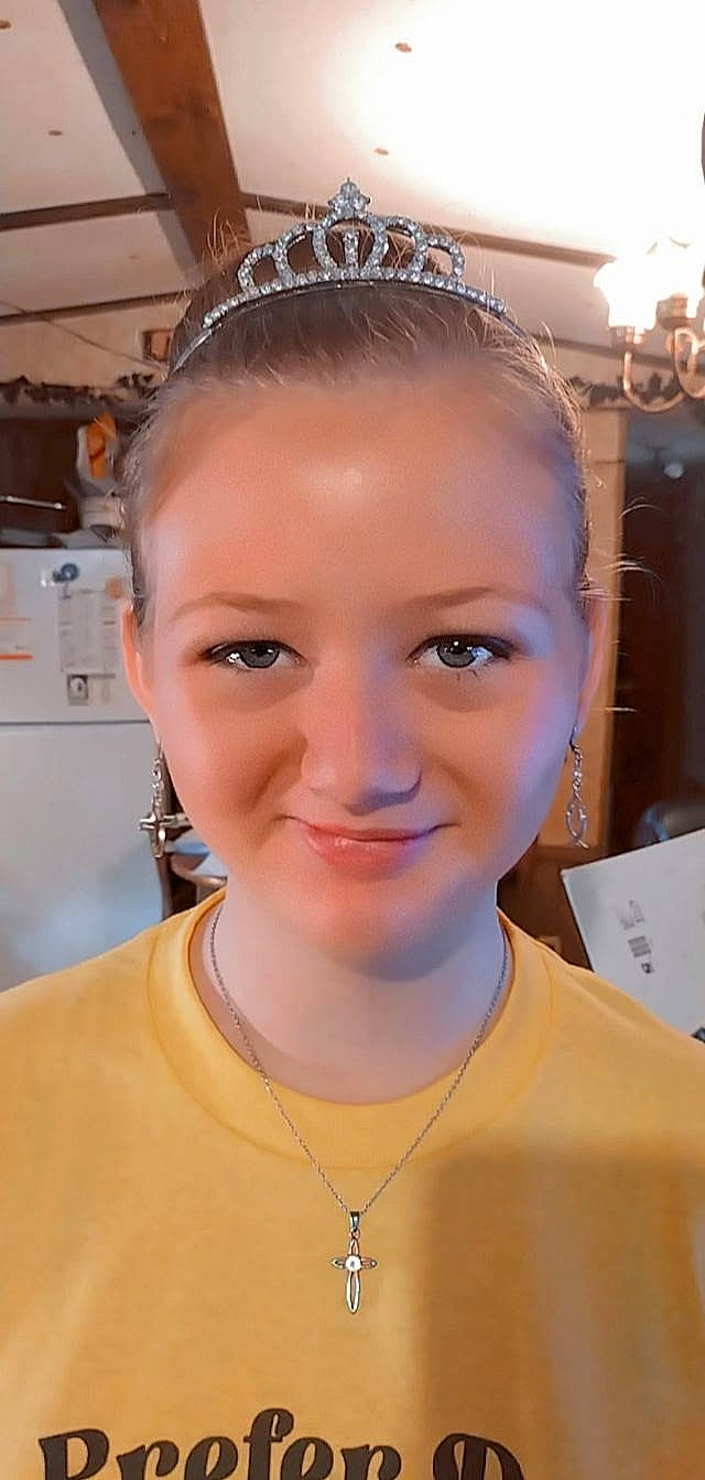 Alissa is registered to the contest to win money with this photo: body_jewelry, chin, ear, electric_blue, event, eyebrow, eyelash, fashion_accessory, fashion_design, forehead, fun, head, headpiece, jaw, jewellery, joy, kitchen_appliance, neck, necklace, person