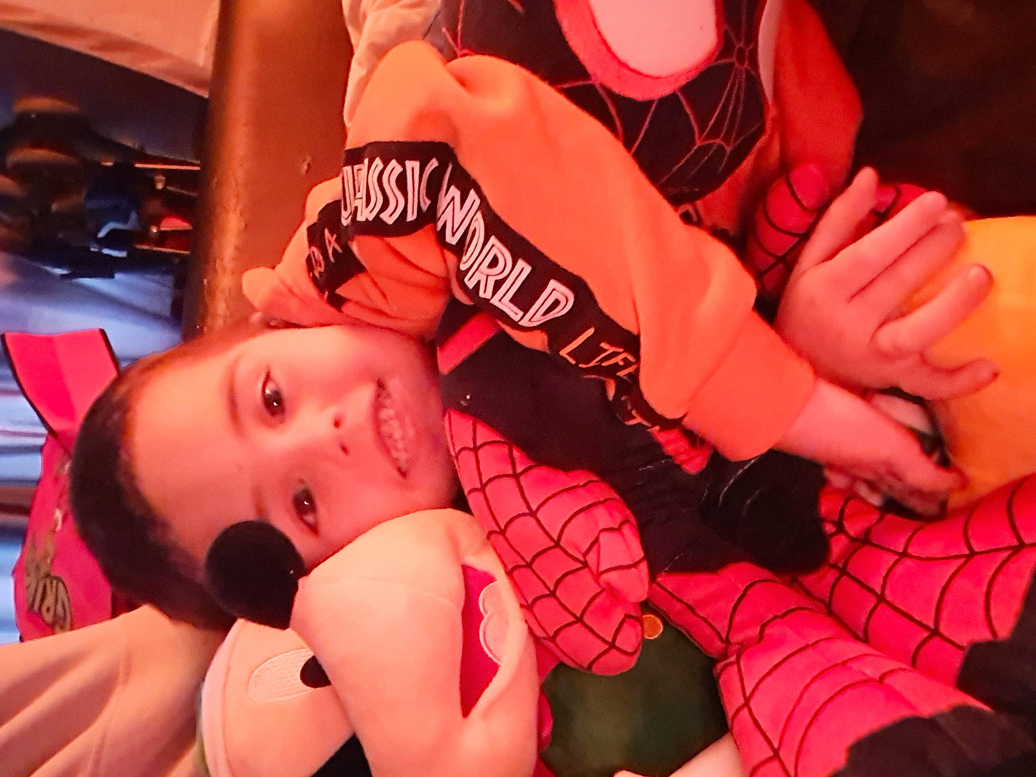 Elijah a rejoint le concours — aidez-le/la à gagner de superbes lots ! abdomen, black_hair, chest, comfort, elbow, finger, flash_photography, fun, gesture, interaction, joint, knee, leg, mouth, muscle, nail, orange, person, shorts, thigh