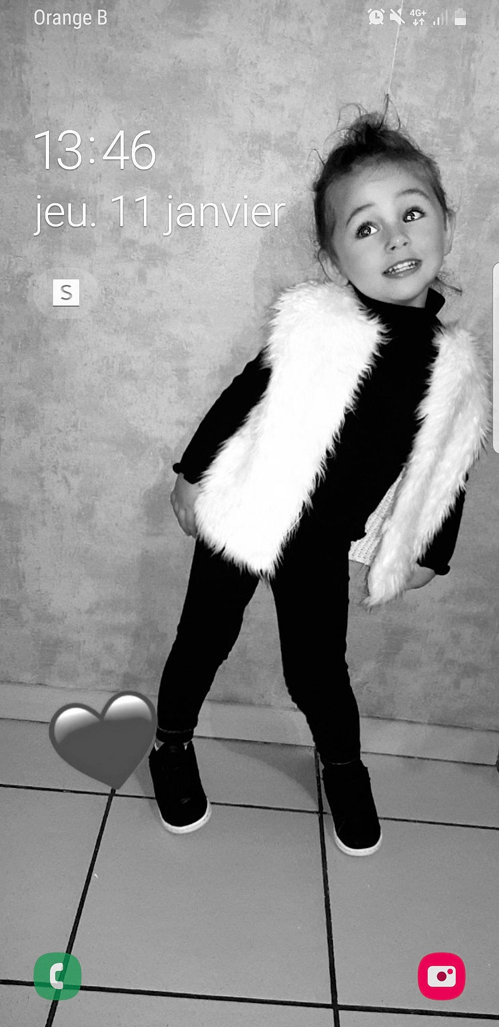 Athéna participe au concours pour gagner de l'argent avec cette photo : animal_product, black, black_and_white, black_hair, collar, face, fashion_design, flash_photography, formal_wear, fur, fur_clothing, human_body, knee, leg, monochrome, monochrome_photography, person, sleeve, style, thigh