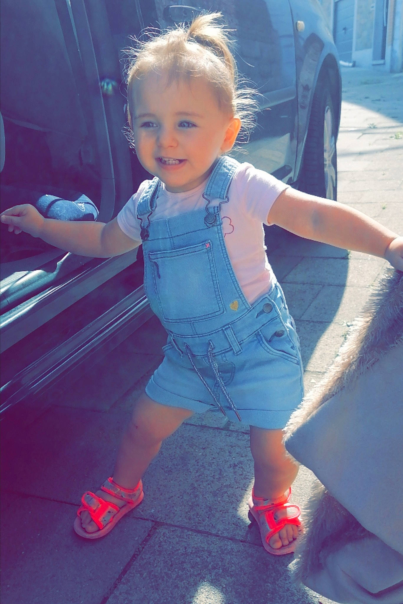 Athéna a rejoint le concours — aidez-le/la à gagner de superbes lots ! automotive_exterior, blond, child, cool, electric_blue, finger, footwear, fun, gesture, happy, hood, human_leg, joint, joy, knee, leisure, person, sandal, shoulder, thigh