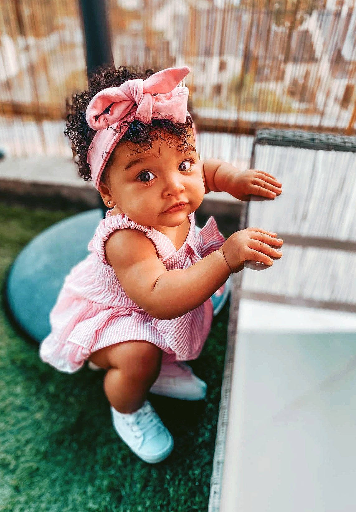 Cyane participe au concours pour gagner de l'argent avec cette photo : art, child, fashion_accessory, finger, fun, happy, headband, headpiece, human_leg, leisure, magenta, peach, person, pink, recreation, sandal, sitting, skin, thumb, toddler