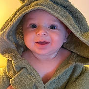 Hugo a rejoint le concours — aidez-le/la à gagner de superbes lots ! baby, bunny_ears, child, closeup, cozy, cute, eyes, face, hand, happy, hood, indoor, infant, mouth, portrait, skin, smile, soft_texture, towel, warm_light