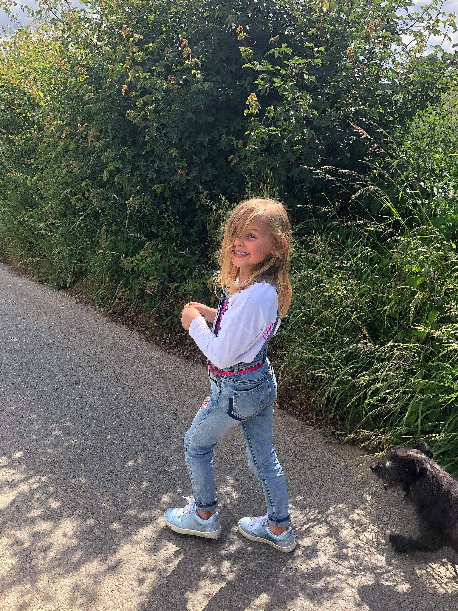 Adixia participe au concours pour gagner de l'argent avec cette photo : asphalt, carnivore, electric_blue, fun, grass, happy, joy, landscape, leg, leisure, people_in_nature, person, plant, recreation, road_surface, shoe, shrub, soil, standing, toddler