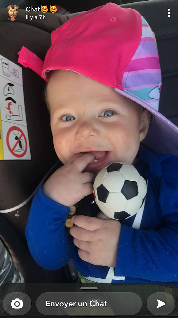 Keylan a rejoint le concours — aidez-le/la à gagner de superbes lots ! baby, ball, carmine, child, costume_hat, design, event, facial_expression, fashion_accessory, football, fun, happy, hat, headwear, magenta, party_supply, person, smile, snapshot, soccer