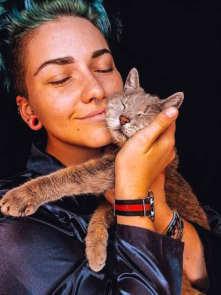 Minette a rejoint le concours — aidez-le/la à gagner de superbes lots ! carnivore, cat, close_up, ear, event, eyelash, felidae, finger, fur, gesture, hairstyle, hand, jewellery, joint, long_hair, nail, neck, shoulder, small_to_medium_sized_cats, whiskers