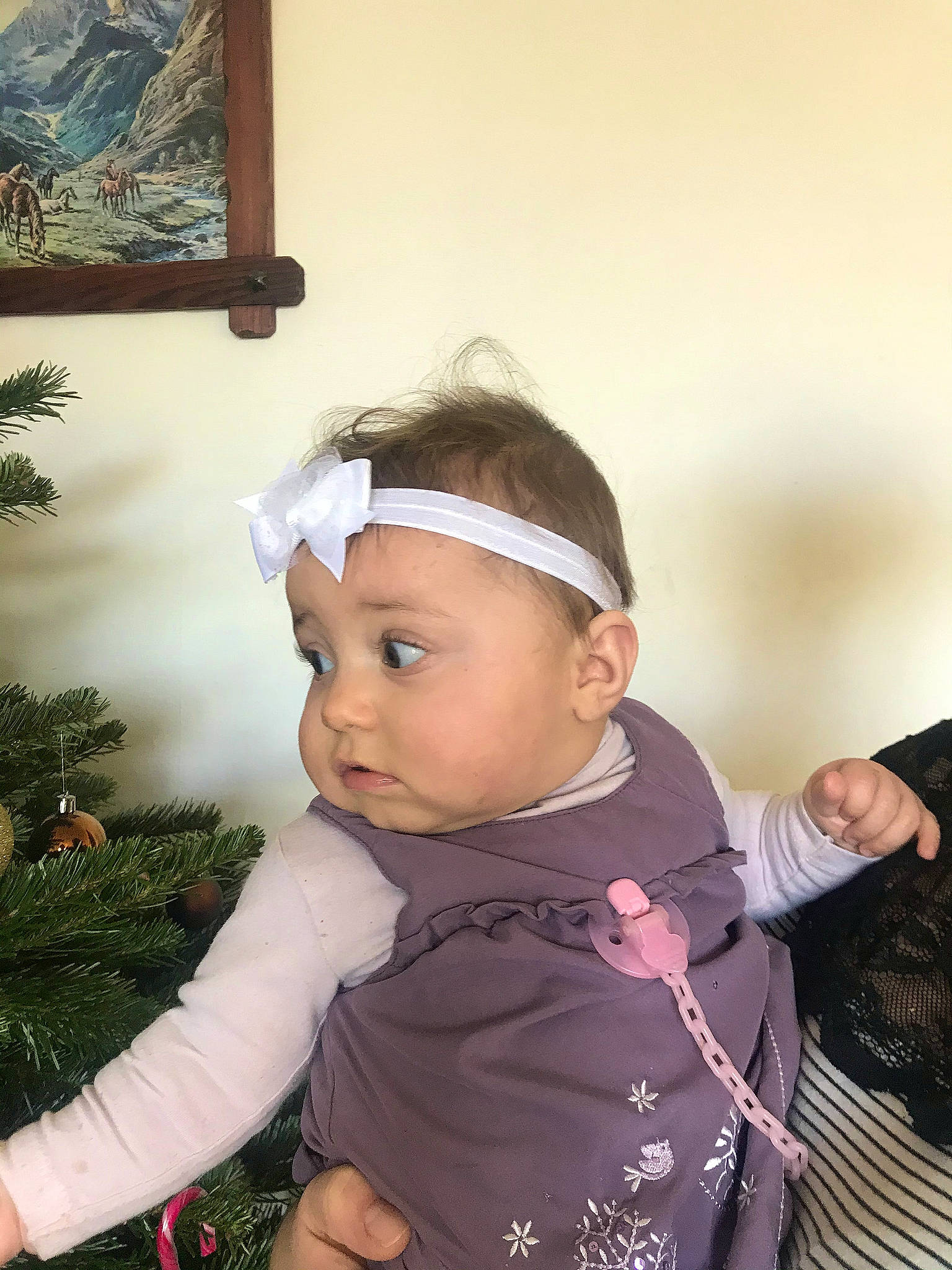 Suzy participe au concours pour gagner de l'argent avec cette photo : arm, baby, baby_products, baby_toddler_clothing, child, christmas, christmas_decoration, christmas_eve, christmas_ornament, conifer, costume_accessory, evergreen, hair_accessory, hand, headband, headpiece, headwear, holiday, person, picture_frame