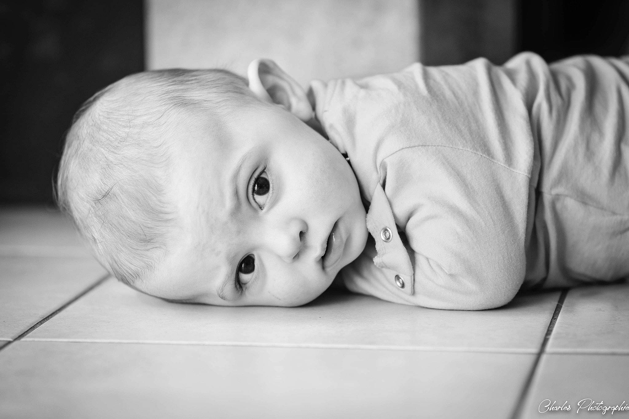 Jules a rejoint le concours — aidez-le/la à gagner de superbes lots ! baby, black, black_and_white, cheek, child, eye, face, head, monochrome, monochrome_photography, people, person, photograph, photography, portrait, portrait_photography, skin, smile, toddler, tummy_time