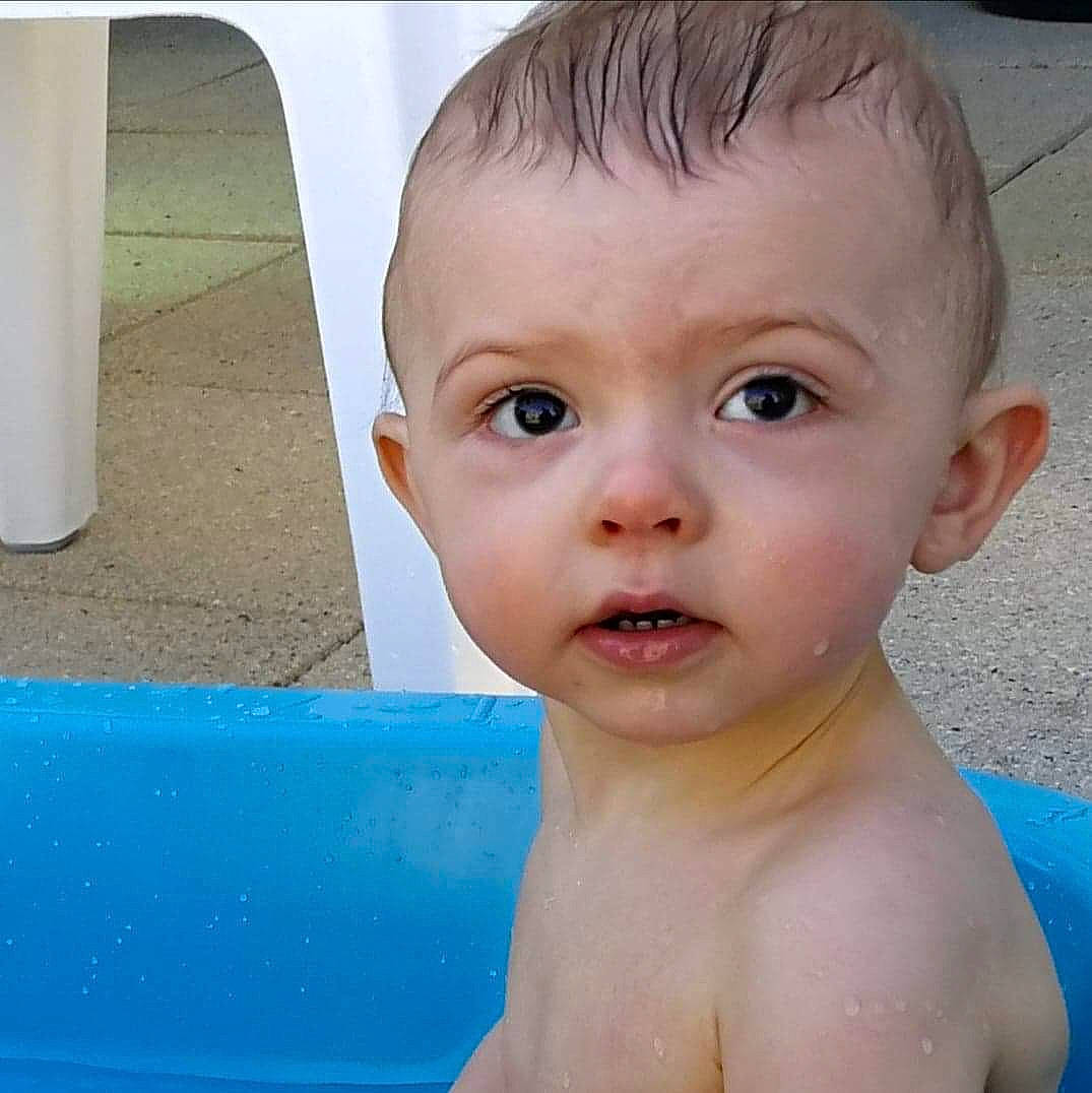 Jules participe au concours pour gagner de l'argent avec cette photo : baby, baby_bathing, bathing, cheek, child, chin, close_up, ear, eye, eyebrow, face, forehead, head, lip, male, mouth, neck, nose, person, skin
