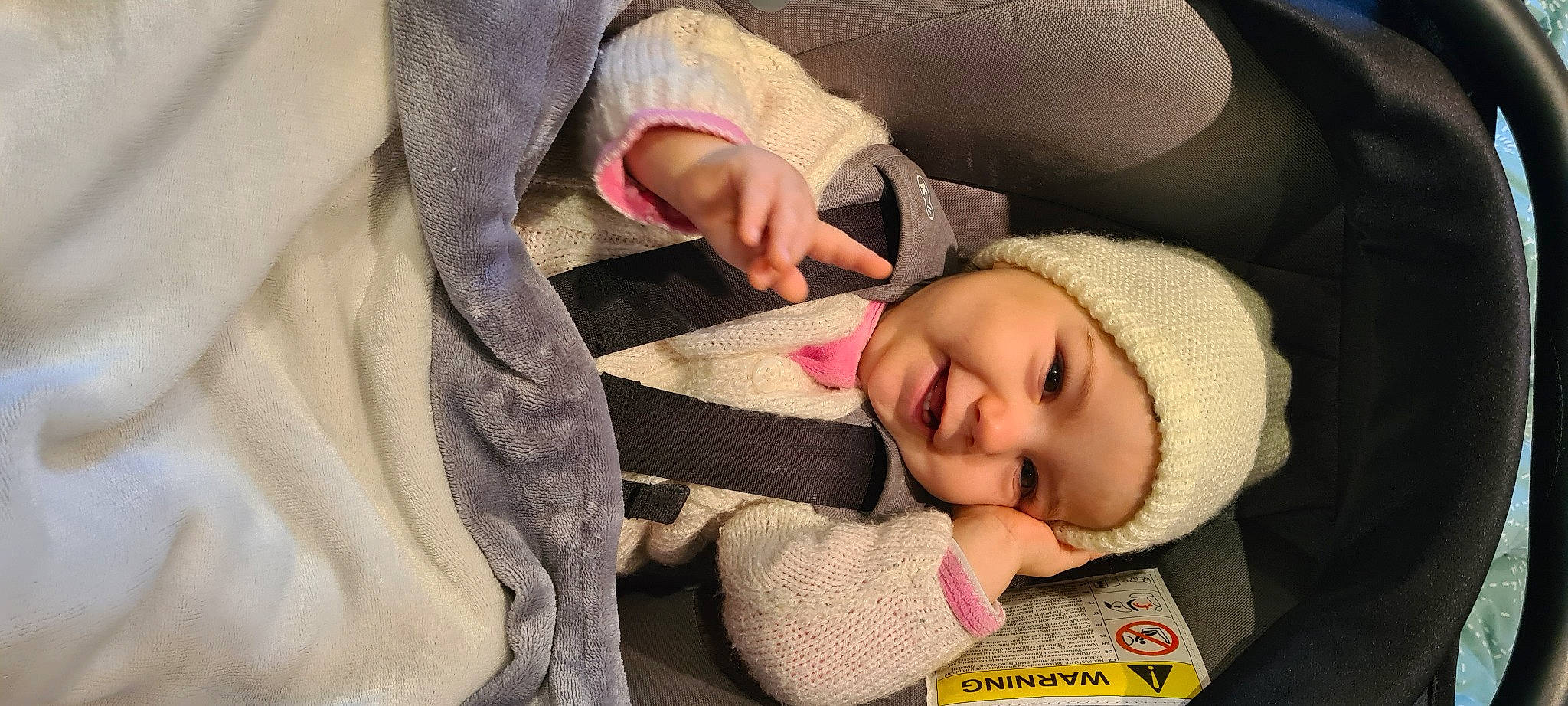 Maylie a rejoint le concours — aidez-le/la à gagner de superbes lots ! baby, baby_carriage, baby_in_car_seat, baby_products, baby_sleeping, baby_toddler_clothing, car_seat, carmine, cheek, child, comfort, gesture, head, headgear, headwear, joy, linens, nap, nose, person