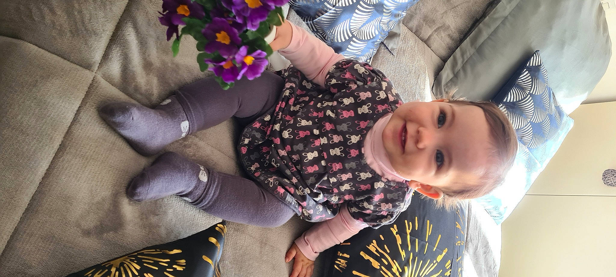 Maylie a rejoint le concours — aidez-le/la à gagner de superbes lots ! baby, child, finger, fun, gesture, hand, happy, human_body, human_leg, joy, leg, leisure, nail, pattern, person, sitting, skin, textile, thigh, toddler