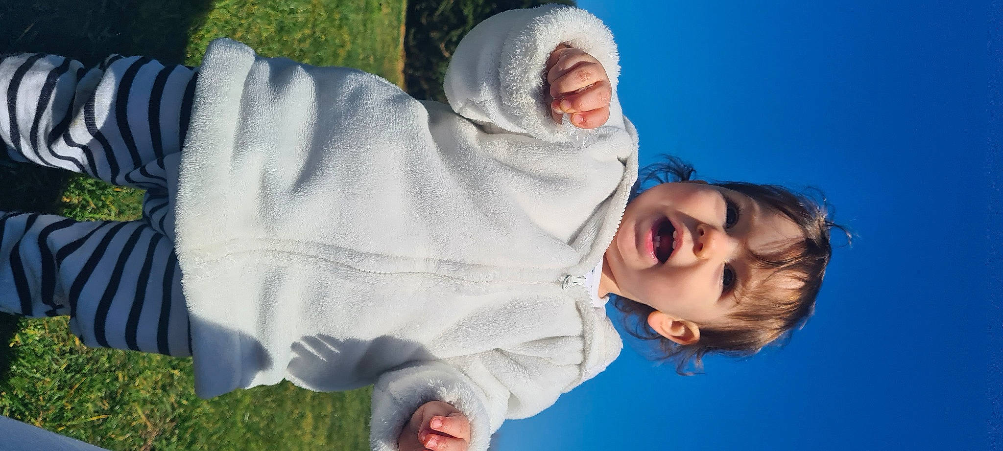 Maylie a rejoint le concours — aidez-le/la à gagner de superbes lots ! arm, child, cloud, comfort, eye, fun, gesture, grass, hand, happy, head, human_body, interaction, leisure, nose, people_in_nature, person, sky, smile, toddler