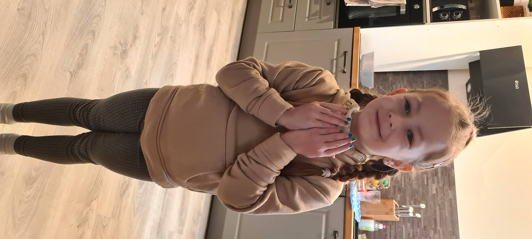 Lylou participe au concours pour gagner de l'argent avec cette photo : arm, baby, baby_toddler_clothing, child, clothing, comfort, gesture, glasses, happy, human_leg, joint, joy, knee, person, room, sitting, sleeve, smile, suit, thigh