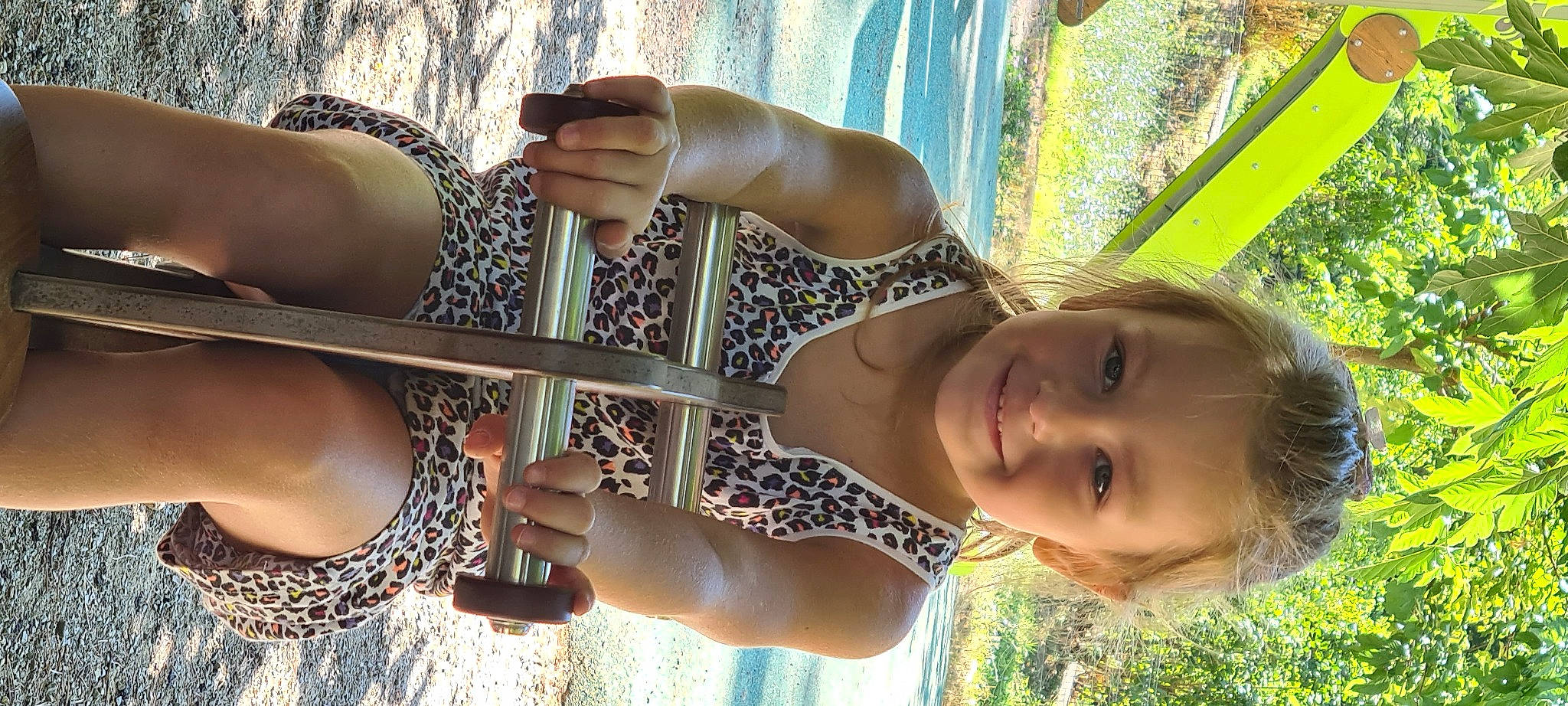 Lylou participe au concours pour gagner de l'argent avec cette photo : arm, cool, elbow, facial_expression, fawn, finger, fun, gesture, grass, happy, human_leg, joint, joy, leisure, organ, people_in_nature, person, plant, smile, summer