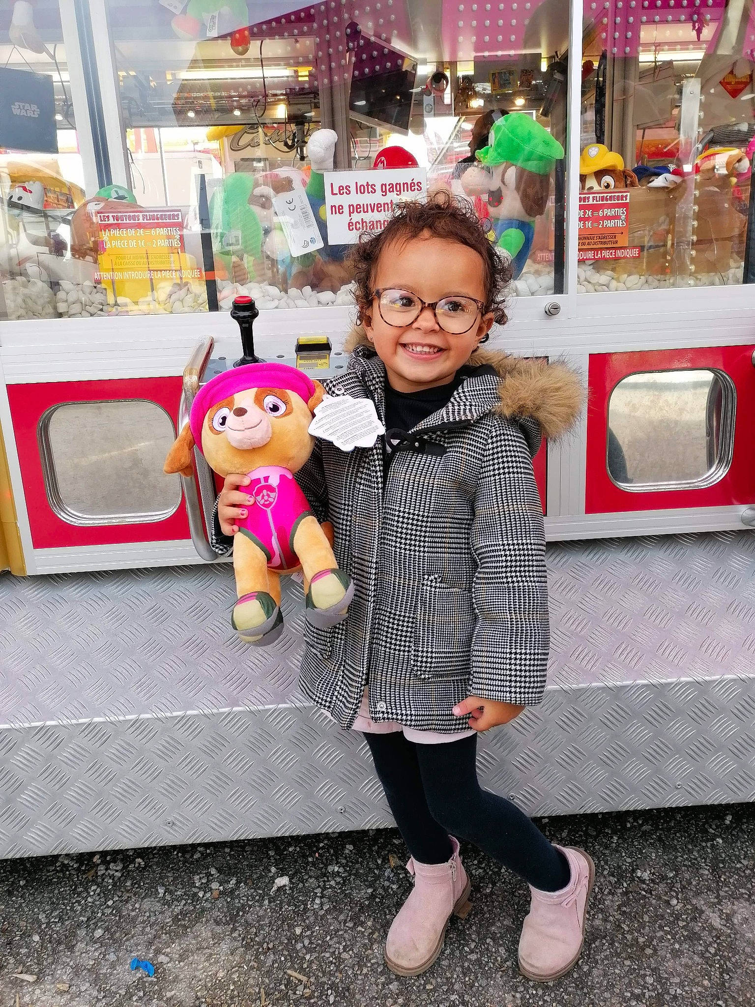 Tyana participe au concours pour gagner de l'argent avec cette photo : baby_toys, happy, joy, person, pink, plush, stuffed_toy, toy