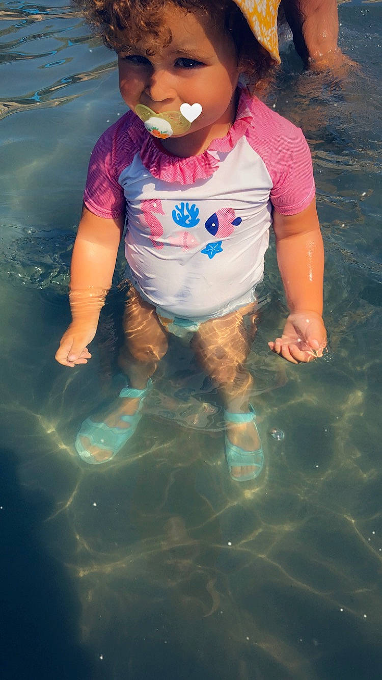 Lina participe au concours pour gagner de l'argent avec cette photo : baby, baby_toddler_clothing, barefoot, bathing, beauty, child, fun, happy, human_leg, leisure, people_in_nature, person, recreation, skin, sky, sleeve, t_shirt, thigh, toddler, vertebrate