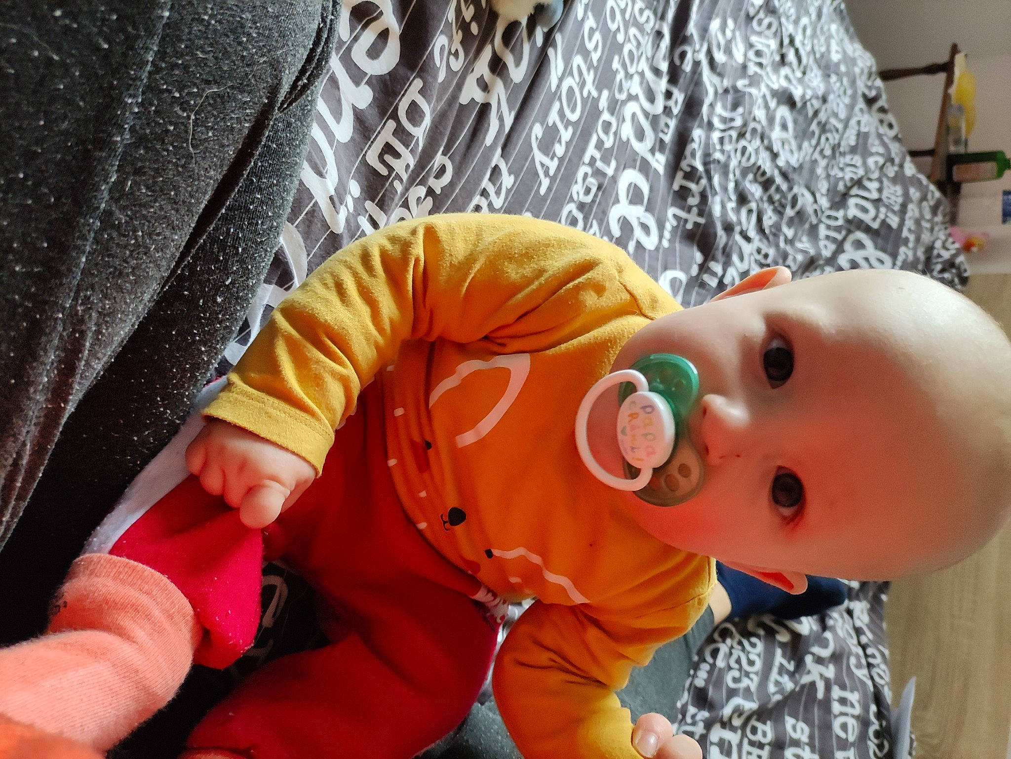 Stan participe au concours pour gagner de l'argent avec cette photo : baby, baby_products, baby_safety, baby_toddler_clothing, baby_toys, cheek, child, comfort, crawling, flooring, fun, mouth, nose, orange, person, room, sitting, sleeve, toddler, toy