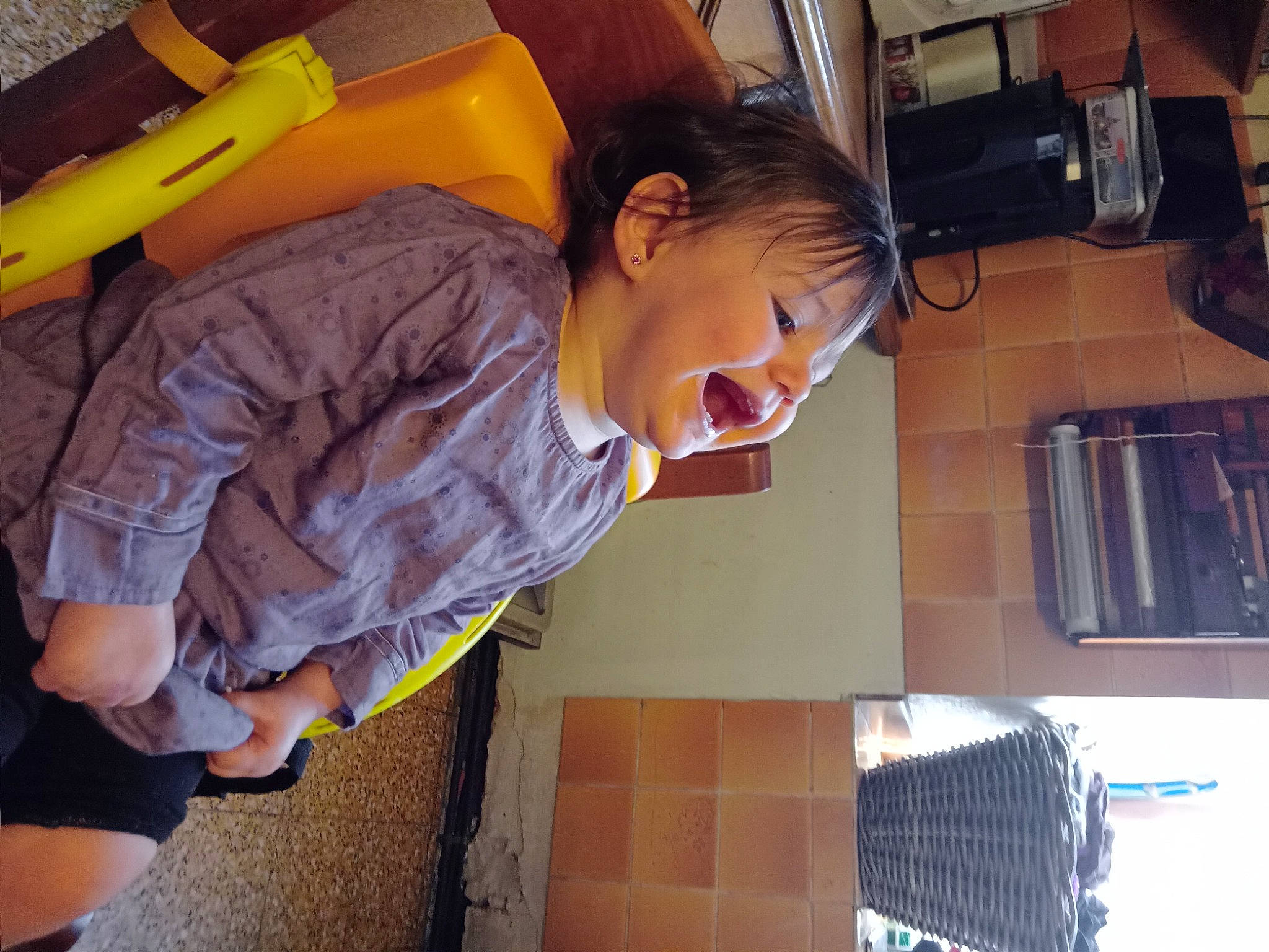 Joye participe au concours pour gagner de l'argent avec cette photo : audio_equipment, child, comfort, eyewear, flooring, fun, happy, home_appliance, office_equipment, person, room, shorts, smile, sock, t_shirt, thigh, toddler, vehicle_door, wood