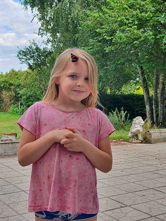 Manon a rejoint le concours — aidez-le/la à gagner de superbes lots ! blond, child, dress, finger, gesture, grass, joy, person, pink, shoulder, smile, summer, vacation