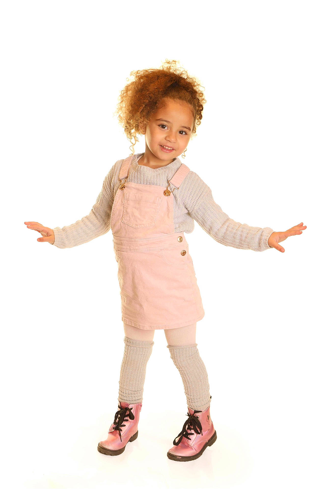 Melyna participe au concours pour gagner de l'argent avec cette photo : baby_toddler_clothing, child, fashion_design, fun, gesture, happy, human_body, human_leg, jeans, joy, knee, leg, person, play, rolling, sandal, sitting, sleeve, smile, thigh