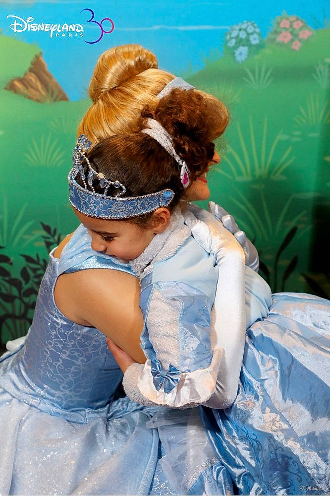 Melyna participe au concours pour gagner de l'argent avec cette photo : azure, bridal_accessory, bridal_clothing, costume, dress, event, fashion_accessory, fashion_design, flash_photography, formal_wear, fun, glove, gown, happy, headband, headgear, headpiece, headwear, jewellery, person