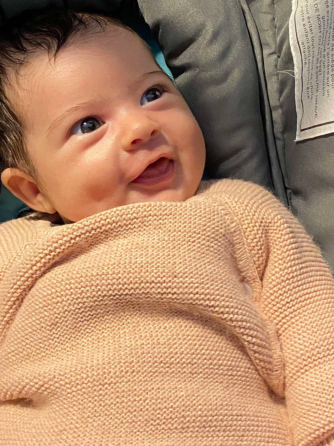 Yumna a rejoint le concours — aidez-le/la à gagner de superbes lots ! baby, baby_toddler_clothing, cheek, chin, collar, comfort, eyebrow, eyelash, face, gesture, happy, iris, lip, neck, nose, person, skin, sleeve, smile, textile