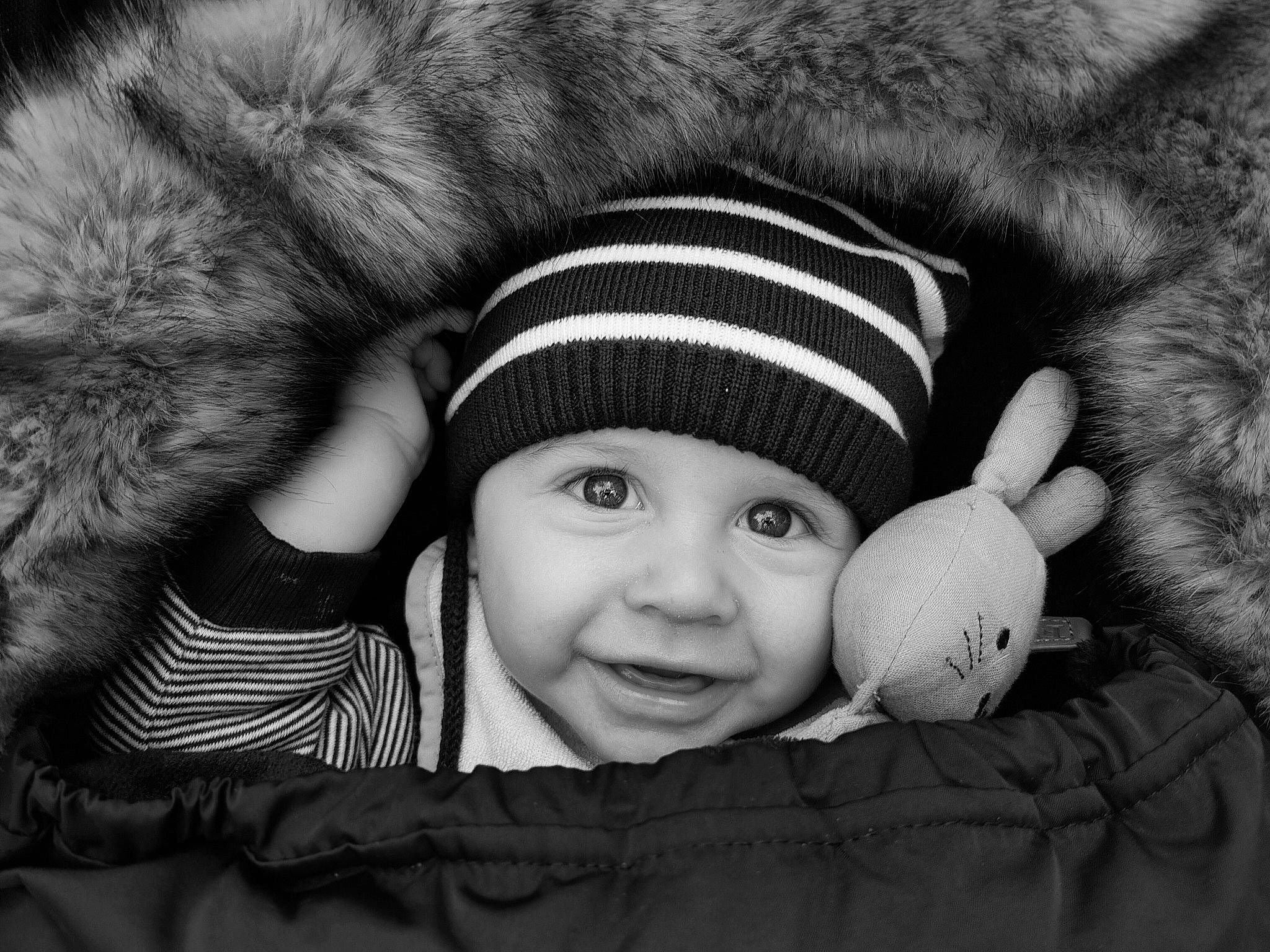 Baptiste participe au concours pour gagner de l'argent avec cette photo : baby, black, cap, cheek, comfort, eye, facial_expression, flash_photography, gesture, grey, happy, headgear, headwear, human, nose, organ, person, skin, smile, textile