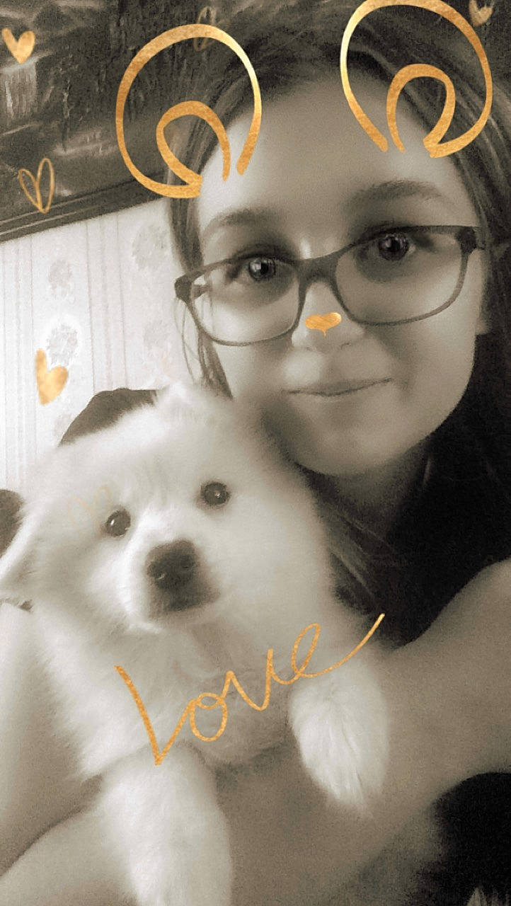 Flocon a rejoint le concours — aidez-le/la à gagner de superbes lots ! carnivoran, companion_dog, dog, dog_breed, dog_breed_group, dog_like_mammal, eye, girl, glasses, nose, person, photo_caption, pomeranian, puppy, puppy_love, skin, smile, snout, spitz