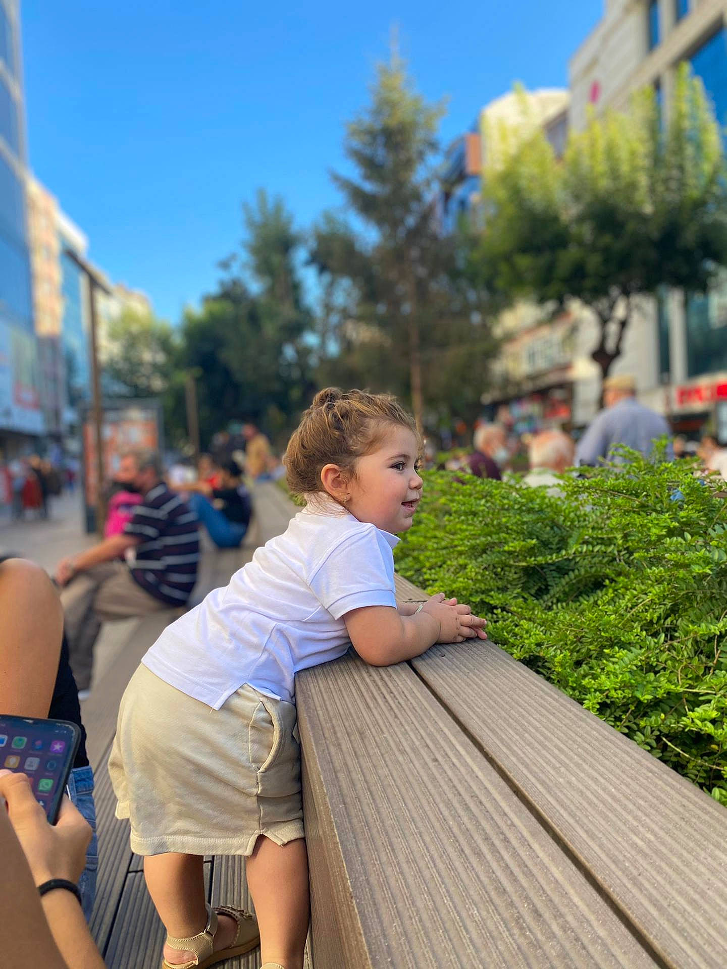 Lina a rejoint le concours — aidez-le/la à gagner de superbes lots ! child, city, fun, grass, happy, human_leg, leisure, pedestrian, person, plant, public_space, recreation, road, shorts, sky, street, t_shirt, toddler, travel, tree