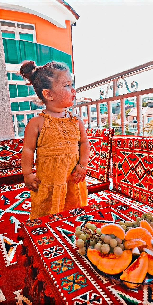 Lina participe au concours pour gagner de l'argent avec cette photo : carpet, event, fashion_design, flooring, greengrocer, happy, hawker, local_food, market, natural_foods, orange, peach, people, person, produce, pumpkin, red, toddler, vegetable, whole_food