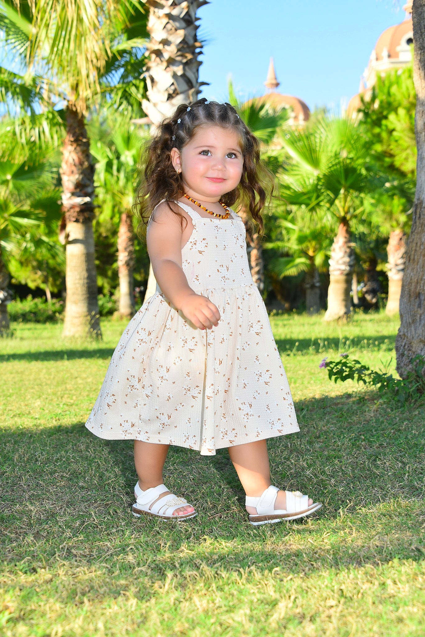Lina a rejoint le concours — aidez-le/la à gagner de superbes lots ! baby_toddler_clothing, botany, child, day_dress, dress, fun, grass, happy, head, joy, lawn, leisure, nature, one_piece_garment, people_in_nature, person, plant, recreation, shoe, sky