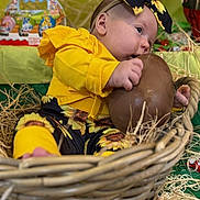 Lynaë a rejoint le concours — aidez-le/la à gagner de superbes lots ! ammunition, baby, basket, biting, clothing, coat, costume, face, grenade, hat, head, jacket, newborn, people, person, photography, portrait, sitting, toy, weapon