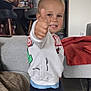 Tom a rejoint le concours — aidez-le/la à gagner de superbes lots ! child, toddler, thumbs_up, smiling, indoor, living_room, sofa, people, casual_clothing, socks, floor, carpet, table, chairs, window, adult, family, happy, portrait, home