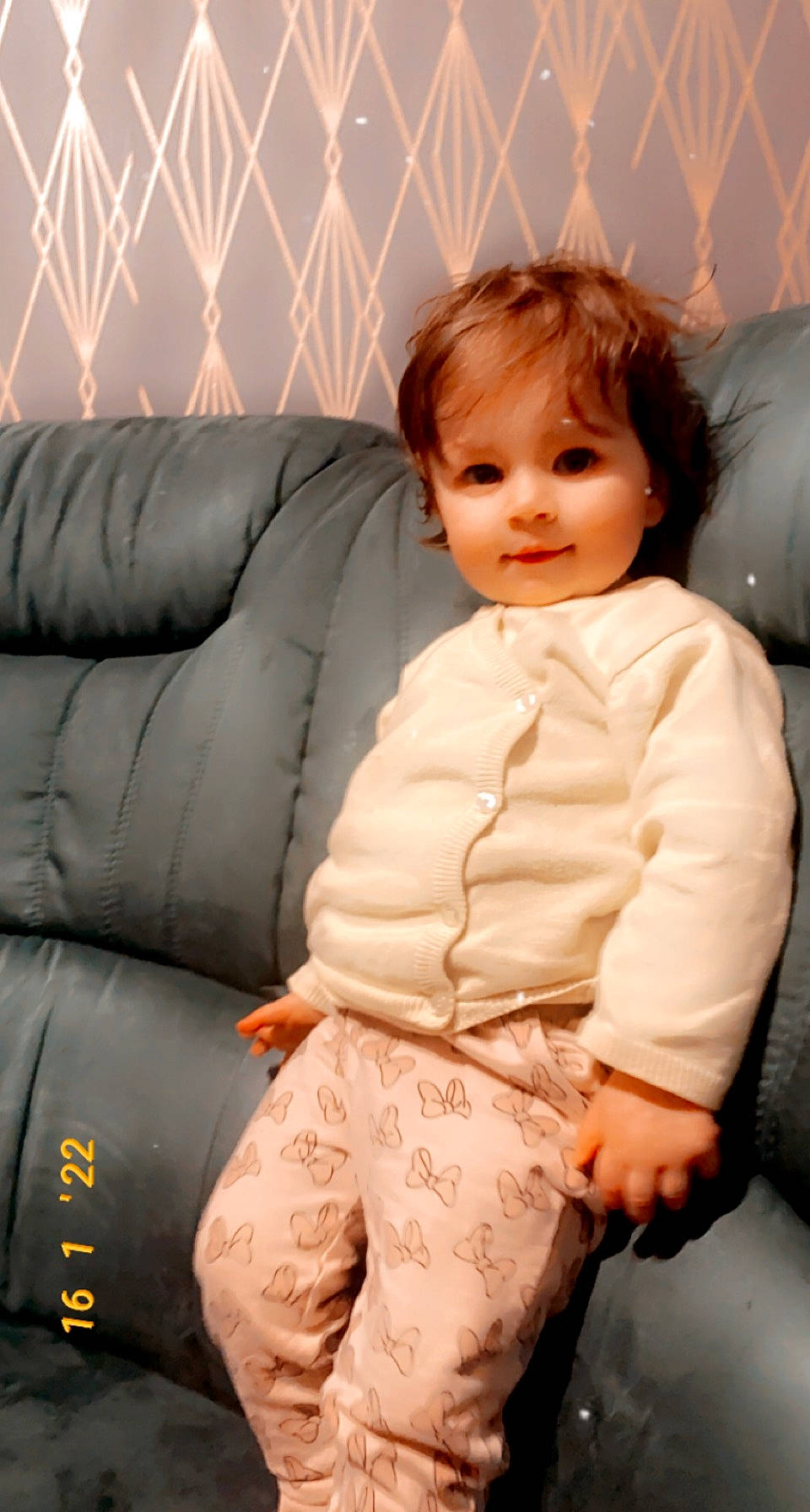 Ambre a rejoint le concours — aidez-le/la à gagner de superbes lots ! baby, baby_toddler_clothing, blond, cheek, child, comfort, couch, flash_photography, flooring, fun, happy, human_leg, knee, person, room, skin, sleeve, smile, textile, thigh