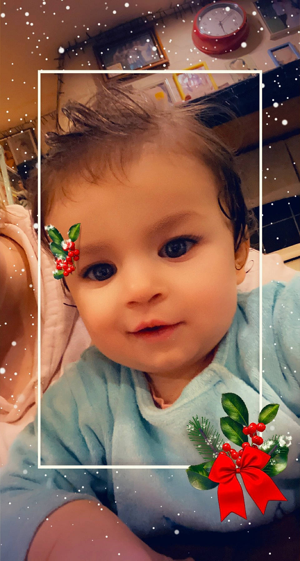 Ambre participe au concours pour gagner de l'argent avec cette photo : baby, beauty, cheek, chin, christmas_ornament, eyebrow, eyelash, facial_expression, green, happy, iris, lip, nose, organ, person, photograph, plant, skin, smile, snapshot