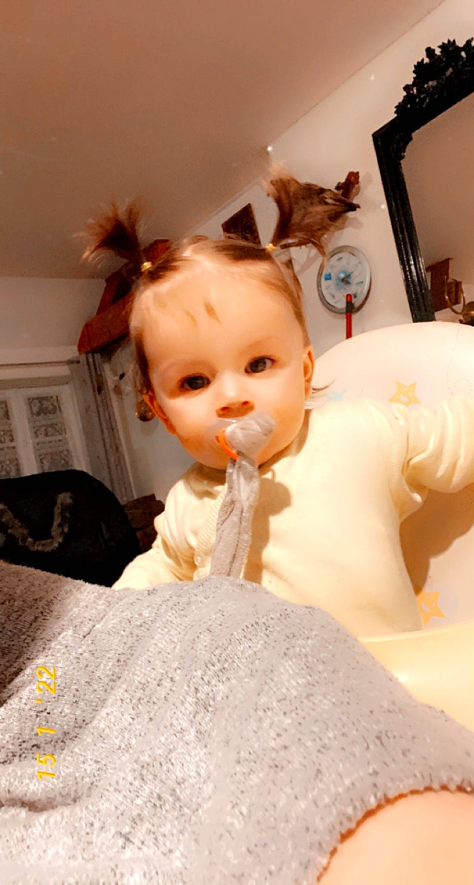 Ambre a rejoint le concours — aidez-le/la à gagner de superbes lots ! art, baby, bathing, bridal_accessory, cheek, child, doll, dress, eyelash, formal_wear, linens, peach, person, picture_frame, pink, porcelain, room, sitting, skin, toy