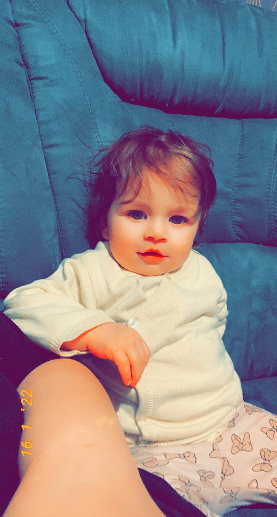 Ambre participe au concours pour gagner de l'argent avec cette photo : azure, baby, baby_toddler_clothing, cheek, comfort, eye, eyebrow, flash_photography, fun, hair, happy, human_leg, iris, lip, mouth, nose, person, skin, sleeve, thigh