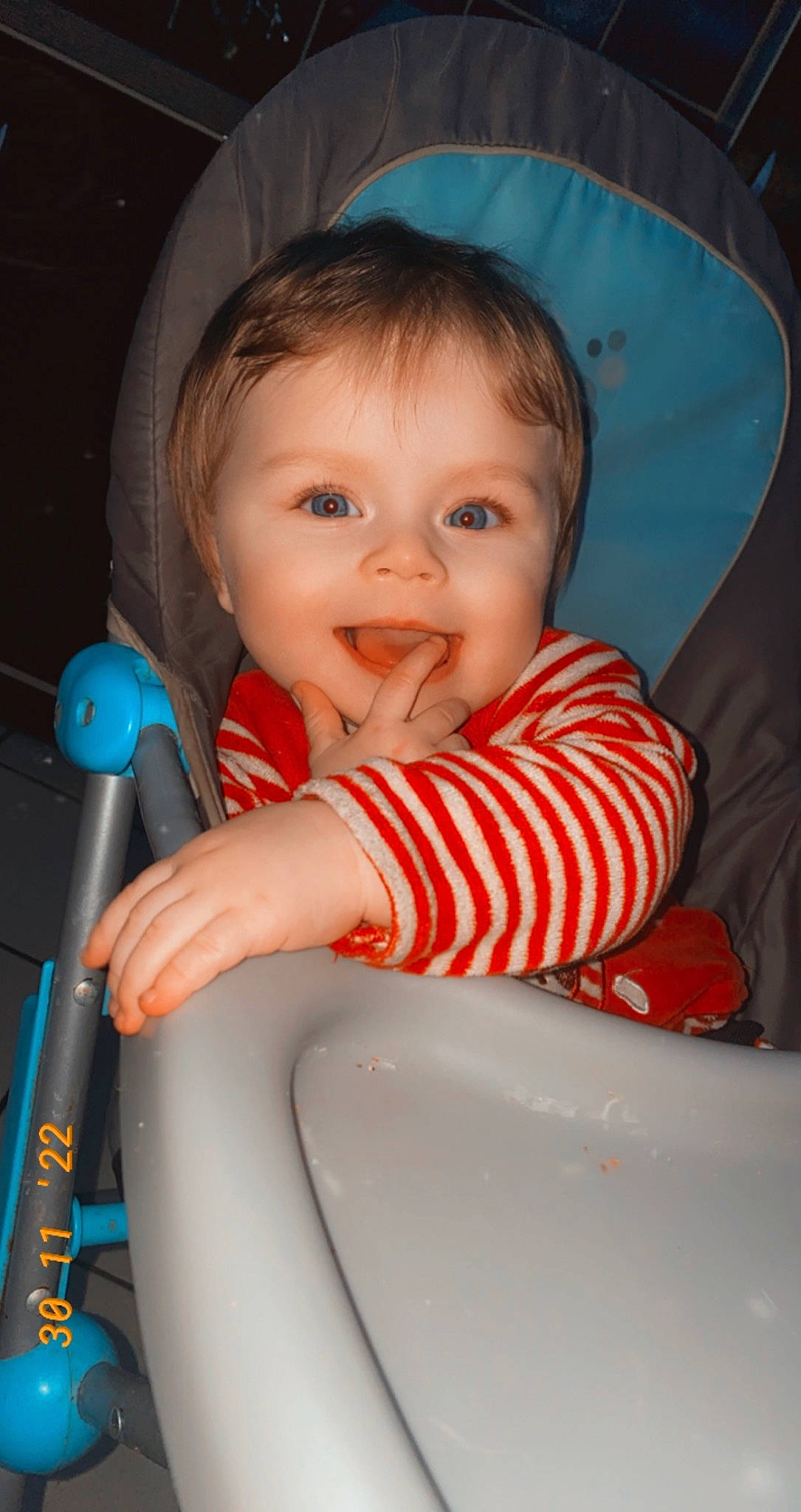 Axelle a rejoint le concours — aidez-le/la à gagner de superbes lots ! arm, baby, baby_products, baby_toddler_clothing, cheek, child, comfort, facial_expression, finger, flash_photography, fun, hand, happy, human_body, iris, nose, person, skin, sleeve, smile