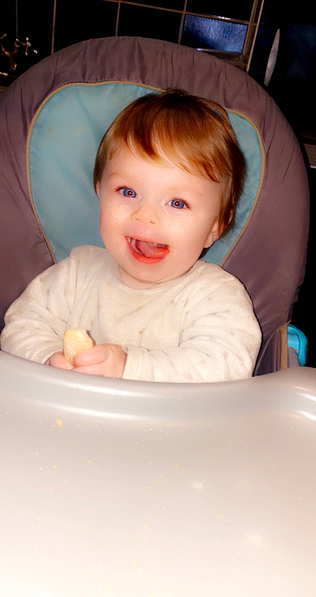 Axelle a rejoint le concours — aidez-le/la à gagner de superbes lots ! baby, baby_products, baby_toddler_clothing, cheek, child, chin, comfort, couch, finger, fun, happy, human_body, iris, joy, mouth, nose, person, room, sitting, skin