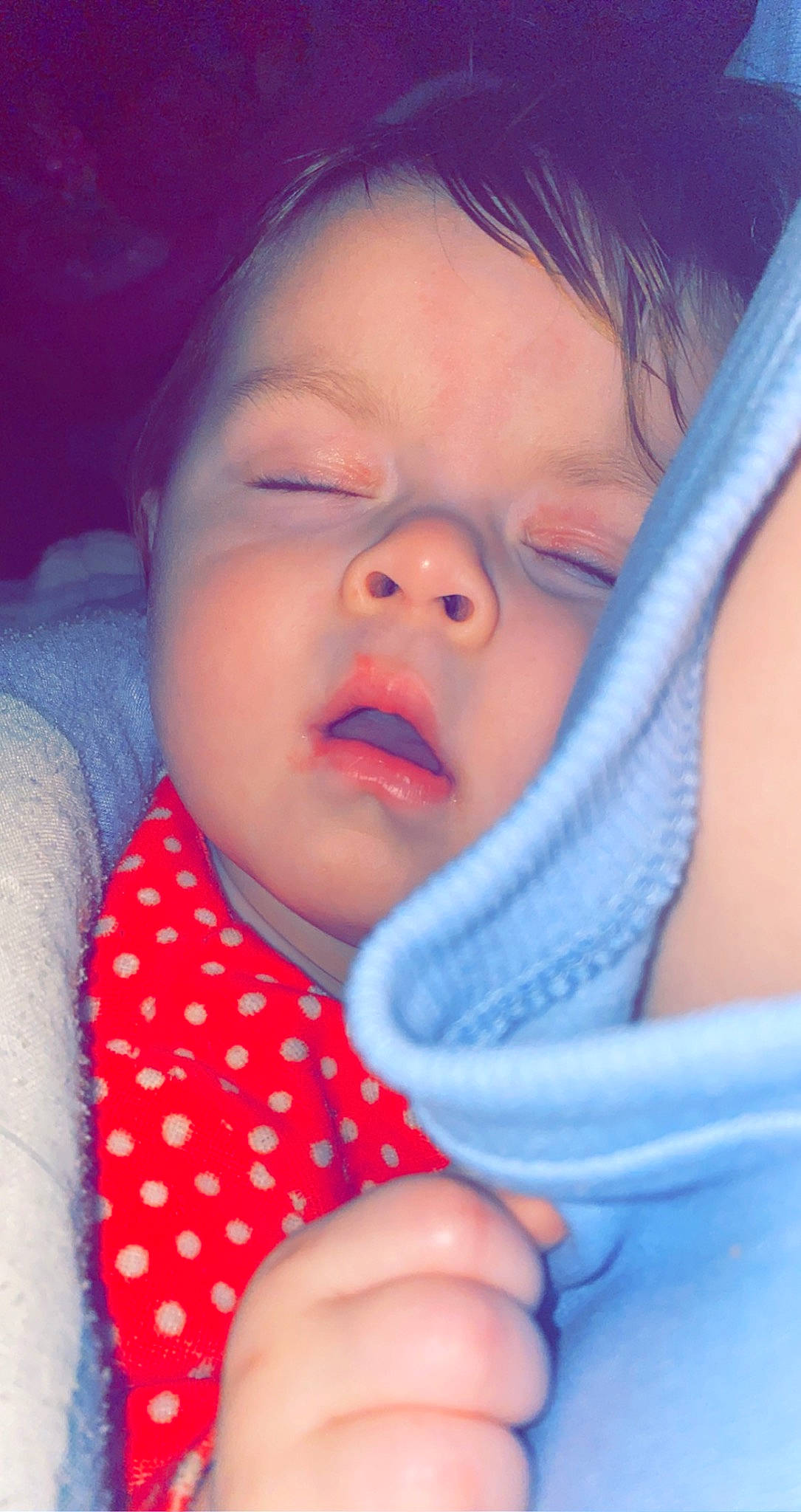 Axelle a rejoint le concours — aidez-le/la à gagner de superbes lots ! baby, baby_sleeping, baby_toddler_clothing, cheek, chin, comfort, eyebrow, finger, gesture, hand, happy, head, iris, lip, mouth, neck, nose, person, skin, sleeve