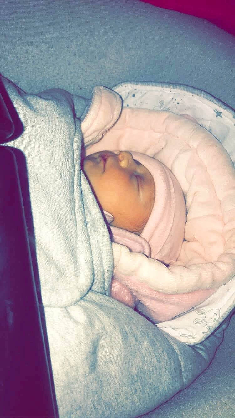 Ambre a rejoint le concours — aidez-le/la à gagner de superbes lots ! baby, baby_products, baby_safety, baby_sleeping, baby_toddler_clothing, bedding, bedtime, blanket, child, comfort, headwear, infant_bed, linens, nap, person, sleep, toddler