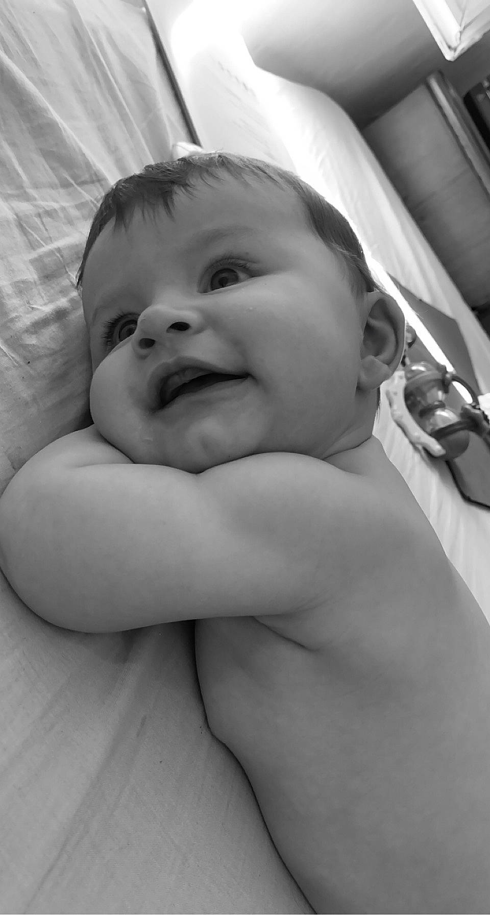 Ambre participe au concours pour gagner de l'argent avec cette photo : arm, baby, cheek, child, chin, comfort, eyebrow, eyelash, finger, flash_photography, fun, happy, iris, lip, monochrome_photography, mouth, nose, person, skin, smile